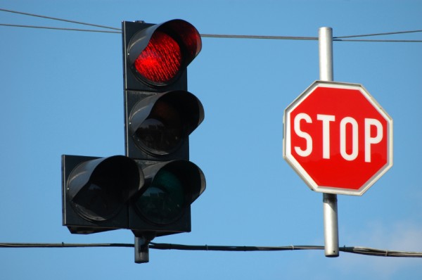 Semaforo rosso e segnale di stop
